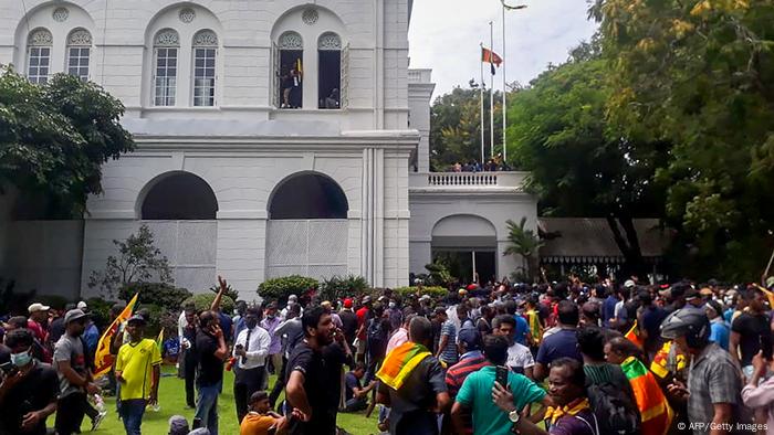 Demonstranten in den Grünanlagen der Präsidentenresidenz in Colombo Demonstranten in den Grünanlagen der Präsidentenresidenz in Colombo