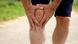 صورة رمزية لرجل يمسك ركبته من الألم أثناء المشي صورة رمزية لرجل يمسك ركبته من الألم أثناء المشي