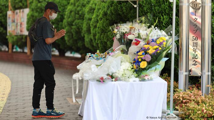 Japan | Shinzō Abe erschossen | Blumen am Ort des Attentats