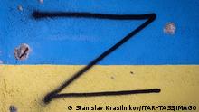LYSYCHANSK, LUGANSK REGION, UKRAINE - JULY 8, 2022: A Z-sign is painted on a surface in the colors of the Ukrainian flag. The Russian Armed Forces are carrying out a special military operation in Ukraine in response to requests from the leaders of the Donetsk and the Lugansk People s Republics. Stanislav Krasilnikov/TASS PUBLICATIONxINxGERxAUTxONLY TS139774 
