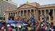 Miles de personas invadieron el palacio presidencial. Miles de personas invadieron el palacio presidencial.