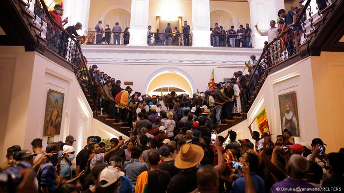 Many demonstrators reached the staircase of the President's House. 