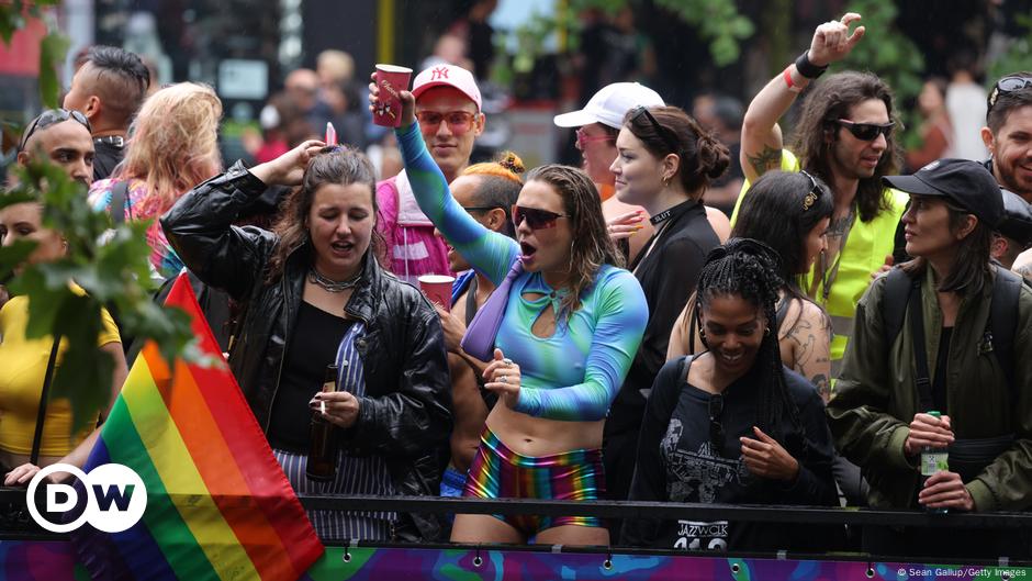 Berlin dances at reprised Love Parade – DW – 07/09/2022