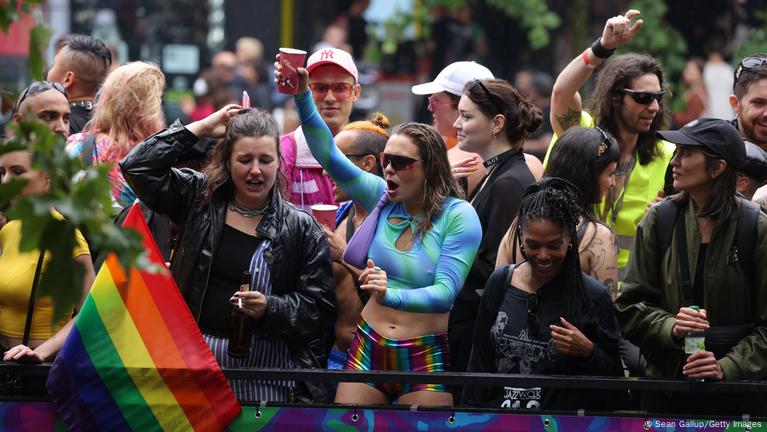 Berlin dances at reprised Love Parade – DW – 07/09/2022