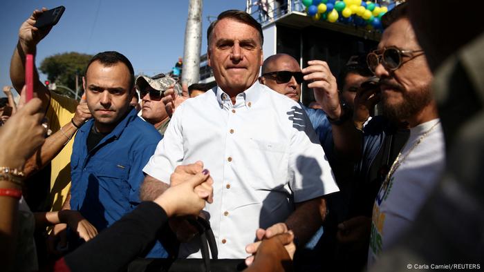 Em cima de trio elétrico, Bolsonaro disse esperar que o povo brasileiro não experimente "as dores do socialismo"