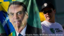 Imagen de Jair Bolsonaro estampada en una bandera de Brasil 