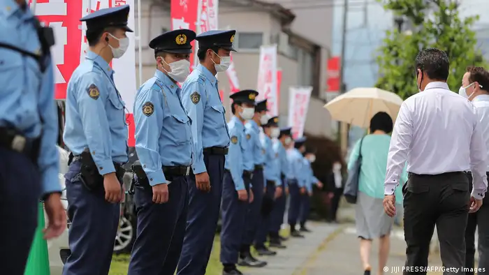日本警察資料畫面，2022年7月9日，在7月10日上議院選舉投票日之前，警察在山梨縣富士吉田市的競選活動演講會場的街道上站崗。