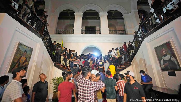 Manifestantes ingresan al palacio presidencial en Colombo, Sri Lanka. (9.07.2022).