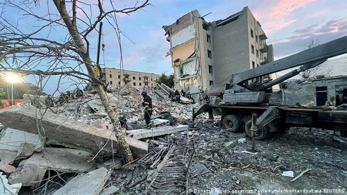 Разрушенный пятиэтажный жилой дом в городе Часов Яр Донецкой области