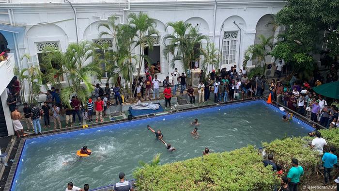 Sri Lanka Colombo | Menschen im und am Pool des Präsidentenpalastes Sri Lanka Colombo | Menschen im und am Pool des Präsidentenpalastes