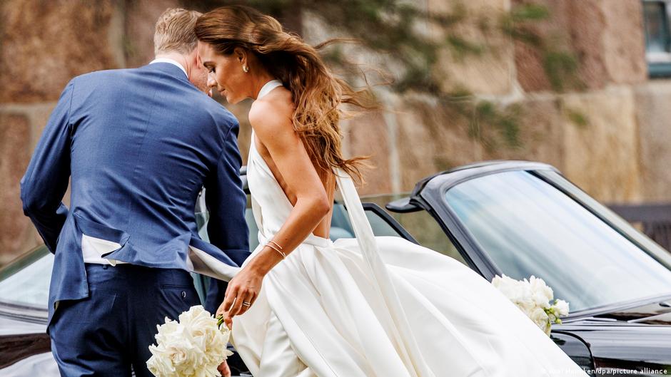 Kristijan Lindner i njegova novopečena supruga, novinarka Franka Lefelt, nakon crkvenog venčanja na Ziltu 9. jula 2022. ulaze u svoj Poreše Targa