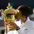 Победитель Уимблдона-2022 Новак Джокович целует свой кубок