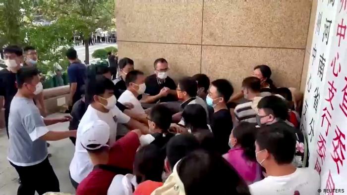 7月10日，大量储户聚集在河南省郑州市人民银行门口，举着标语、拉着横幅、高呼口号进行维权抗议