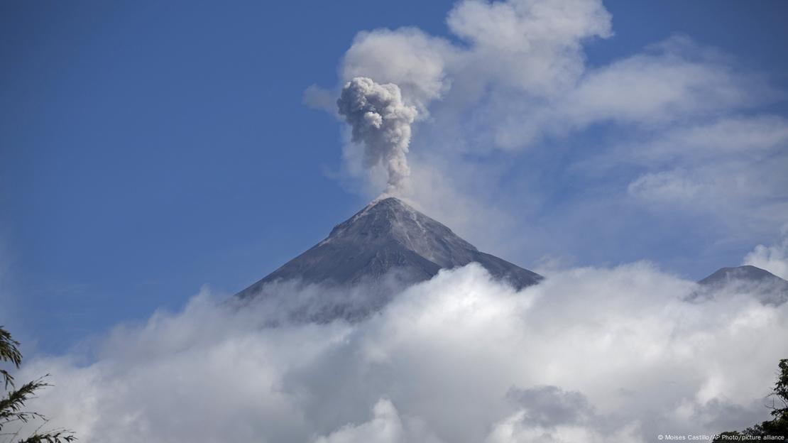 Volcán de Fuego en Guatemala.  Volcán de Fuego en Guatemala.