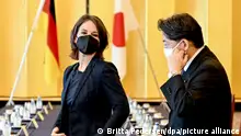 11.07.2022, Tokio - Annalena Baerbock Bündnis (l, 90/Die Grünen), Bundesministerin des Auswärtigen, trifft ihren Amtskollegen, den japanischen Außenminister, Yoshimasa Hayashi. Die Ministerin ist im Rahmen ihres Antrittsbesuch in Japan.