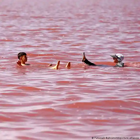 دریاچه ارومیه در آستانه مرگ کامل؛ امیدی برای احیا وجود دارد؟ – DW – ۱۴۰۴ ...