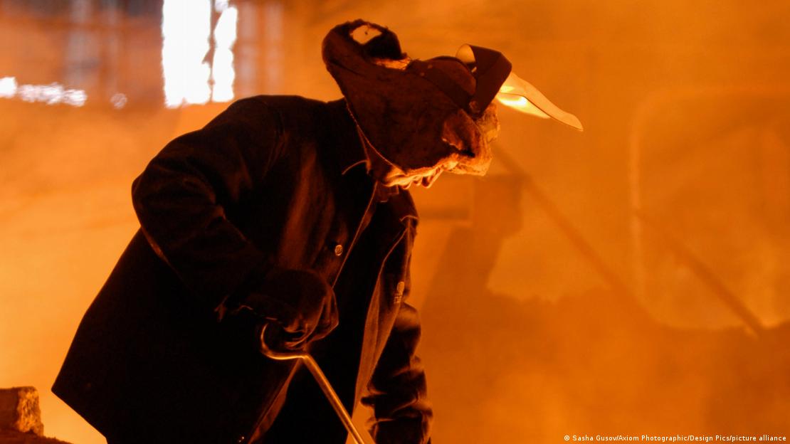 Trabalhador em sider&uacute;rgica em Kryvyi Rih, na Ucr&acirc;nia.