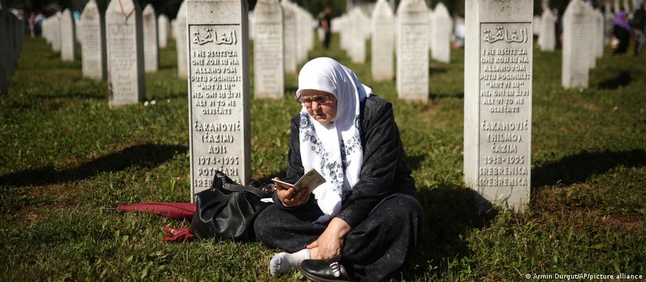 Milhares participaram da cerimônia pelo 27º aniversário do massacre de Srebrenica, o único genocídio reconhecido na Europa desde a Segunda Guerra