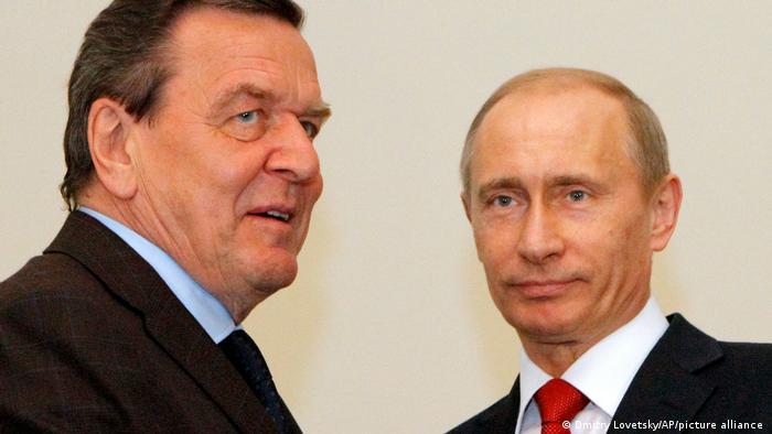 Gerhard Schröder, con Vladimir Putin, en 2009.