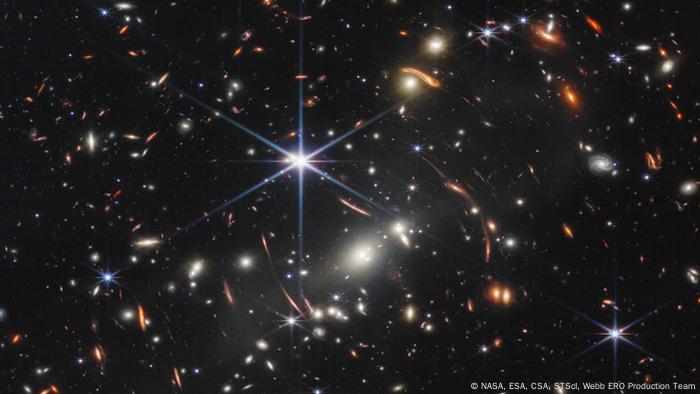 Las extrañas vistas producidas por las lentes gravitacionales se han mostrado recientemente en las primeras imágenes públicas captadas por el telescopio espacial James Webb. 