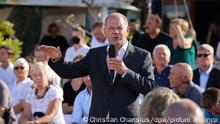 dpatopbilder - 11.07.2022, Schleswig-Holstein, Lübeck: Bundeskanzler Olaf Scholz (SPD) spricht bei einem Bürgerdialog im Strandsalon an der Trave. Scholz stellte sich den Fragen von Bürgerinnen und Bürgern. Foto: Christian Charisius/dpa +++ dpa-Bildfunk +++