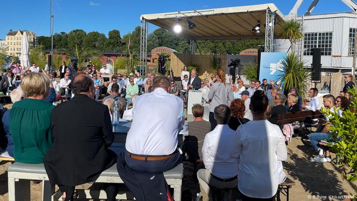 Olaf Scholz surrounded by a hand-picked audience in a 'beach bar'