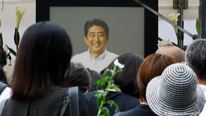日本前首相安倍晋三7月8日遇刺身亡，震惊世界，其葬礼7月12日在东京增上寺举行