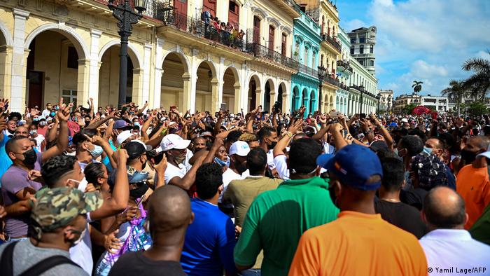 Thousands of people demonstrate in a square in Havana 