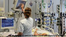 Eine Pflegekraft auf der Intensivstation in einem Krankenhaus in Leipzig