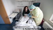 22.02.2022 Tena Bogdanovic, Krankenpflegerin, misst in einem Patientenzimmer einer Covid-19-Station im Klinikum Stuttgart den Blutzucker der Patientin Ioanna Maag-Nikolopoulou. Es ist ein neues Phänomen: Die Corona-Pandemie verlagert sich stärker auf die Normalstationen der Krankenhäuser. Denn bei vielen Patienten wird das Virus zur Nebendiagnose. (zu dpa Wenn Corona das kleinere Übel ist) +++ dpa-Bildfunk +++