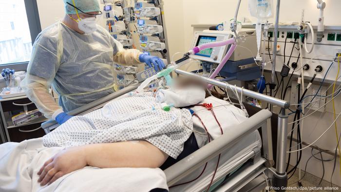 A health worker with a patient in an ICU in an Osnabrück hospital