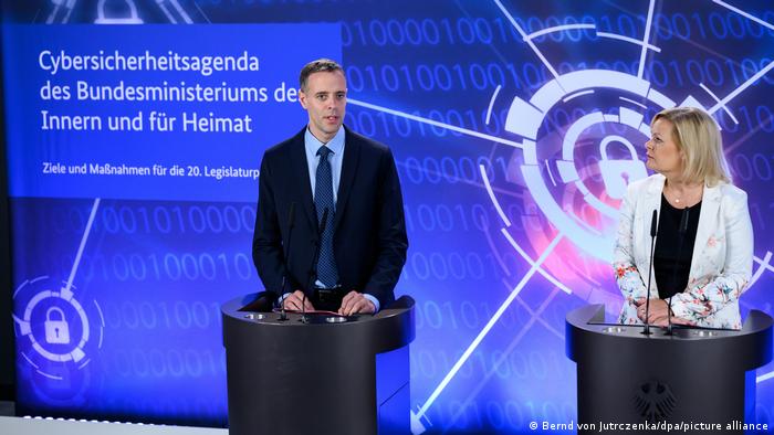 Bundesinnenministerin Nancy Faeser und Beauftragte der Bundesregierung für Technologie sowie Markus Richter, Staatssekretär im Bundesministerium des Innern, für Bau und Heimat (IMC) und Beauftragter der Bundesregierung für Informationstechnik. Bundesinnenministerin Nancy Faeser und Beauftragte der Bundesregierung für Technologie sowie Markus Richter, Staatssekretär im Bundesministerium des Innern, für Bau und Heimat (IMC) und Beauftragter der Bundesregierung für Informationstechnik.