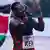 Der Kenianer Ferdinand Omanyala freut sich über seinen Sieg über 100 Meter bei den Afrikameisterschaften 2022 auf Mauritius