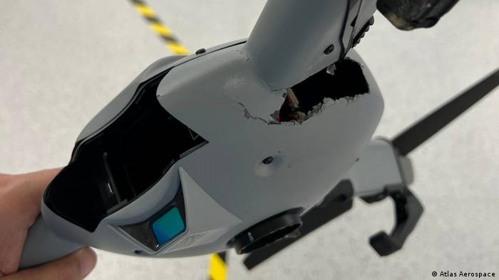 Von einer Kleinwaffe getroffene Atlas Pro Drohne