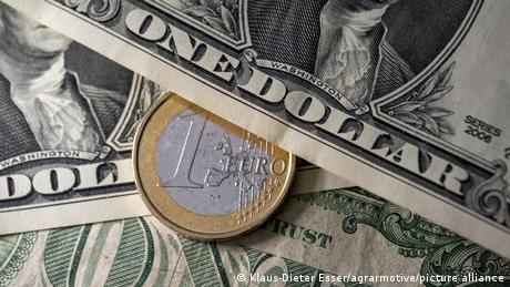 Нещо невиждано от 20 години стойностите на еврото и долара