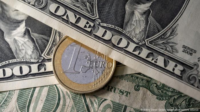pómulo No autorizado Mecánico El euro y el dólar alcanzan la paridad por primera vez en veinte años |  Economía | DW | 12.07.2022