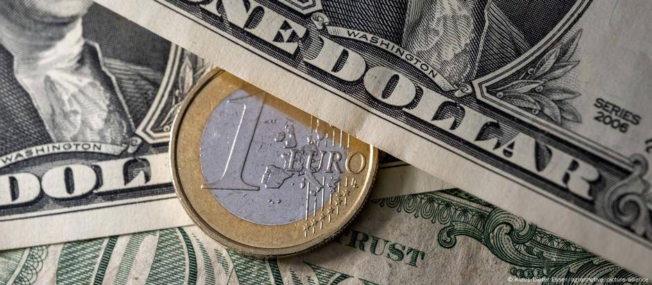 Euro desceu ao patamar mais baixo frente ao dólar desde outubro de 2002