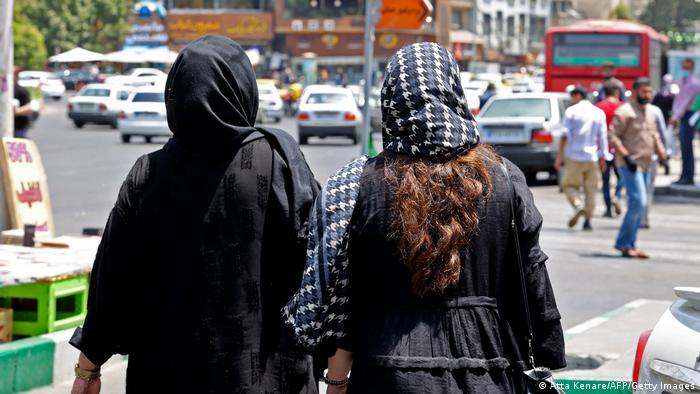 Foto simbólica de dos mujeres en una calle de Irán en una imagen de archivo