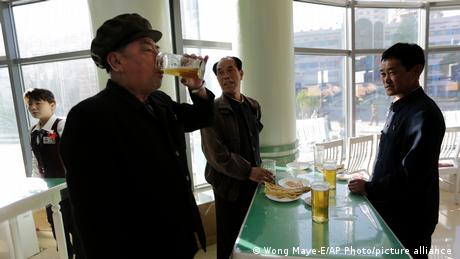 В Северна Корея си казват Наздраве за 20 ата годишнина от