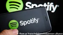 Das Logo des Musik Streaming Dienstes Spotify wird auf einem Smartphone angezeigt. Berlin, 20.04.2017. Copyright: Thomas Trutschel/ picture alliance/photothek