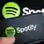 Musik Streaming Dienst Spotify - App auf großem Bildschim und auf einem Smartphone