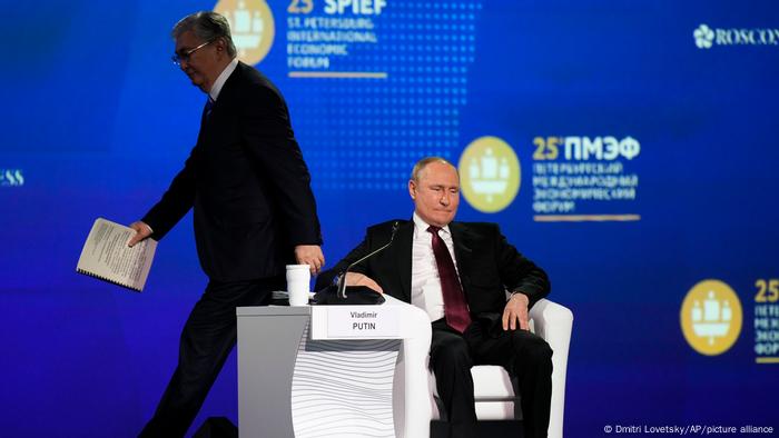 Президенти Казахстану й РФ Касим-Жомарт Токаєв та Володимир Путін на Петербурзькому міжнародному економічному форумі в червні 2022 року