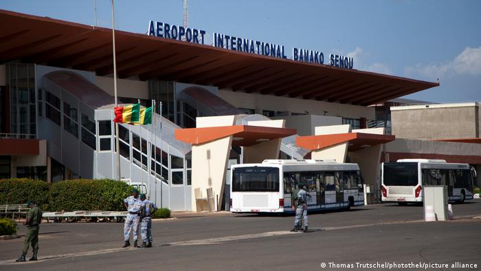 L'entrée de l'aéroport de Bamako