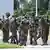 Une dizaine de soldats ivoiriens se tiennent en cercle et discutent