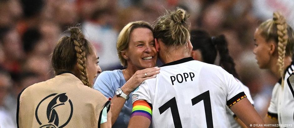 A técnica Martina Voss-Tecklenburg abraça a capitã Alexandra Popp após gol contra e Espanha na fase de grupos