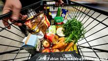 ARCHIV - 14.04.2021, Berlin: Ein Einkauf liegt in einem Einkaufswagen in einem Supermarkt. (zu dpa Inflation verliert etwas an Dynamik - Behörde gibt Details bekannt) Foto: Fabian Sommer/dpa +++ dpa-Bildfunk +++