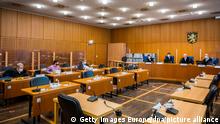 Der Vorsitzende Richter Christoph Koller (2.v.r) eröffnet den dritten Verhandlungstag im Prozess gegen Franco A. (2.v.l) im Oberlandesgericht (OLG) Frankfurt. Der Angeklagte soll aus mutmaßlich rechtsextremistischer Motivation Waffen beschafft haben, um Anschläge zu verüben. Dazu gab er sich laut Anklage als Syrer aus, um den Verdacht auf Flüchtlinge zu lenken.