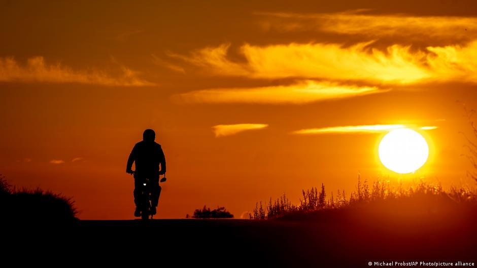 European heatwave: France, Spain, Portugal battle wildfires, UK on extreme heat alert | News | DW - Vimarsana News