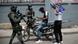 Des forces de l'ordre interpellent un motard à Port-au-Prince Des forces de l'ordre interpellent un motard à Port-au-Prince