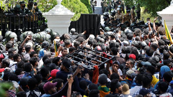 Manifestantes se dirigiram ao complexo do gabinete do primeiro-ministro nesta quarta-feira